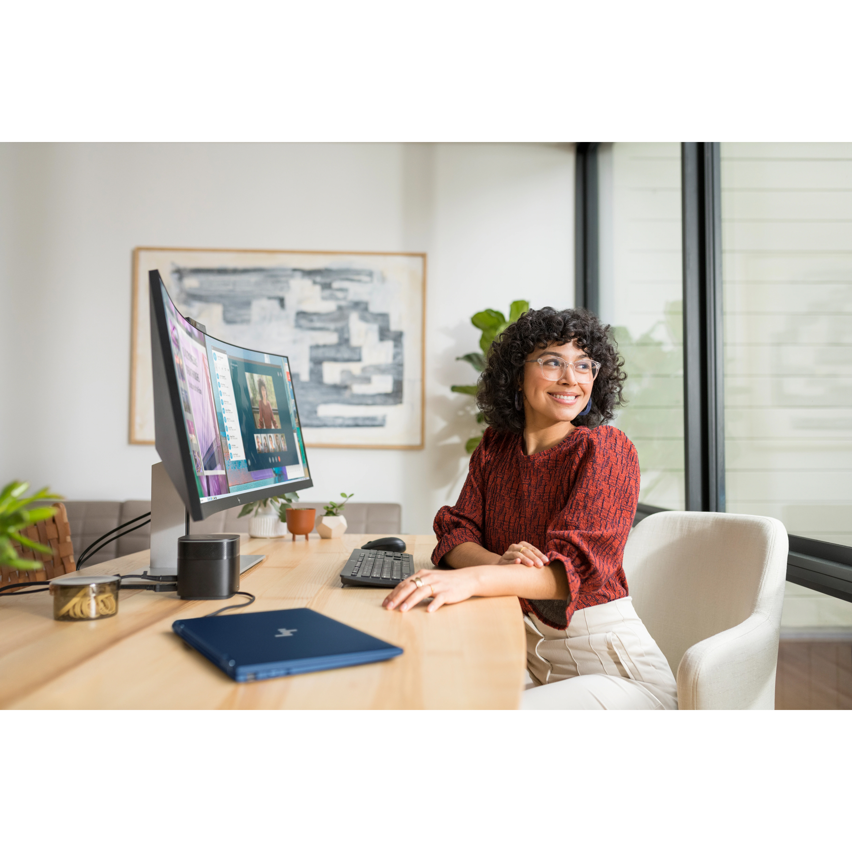 HP Elite Dragonfly 13.3" Touchscreen Convertible 2 in 1 Notebook - Intel Core i7 8th Gen i7-8665U - 16 GB - 256 GB SSD - English Keyboard - LTE Advanced - Intel UHD Graphics 620 - In-plane Switching (IPS) Technology, BrightView - 4G — life style