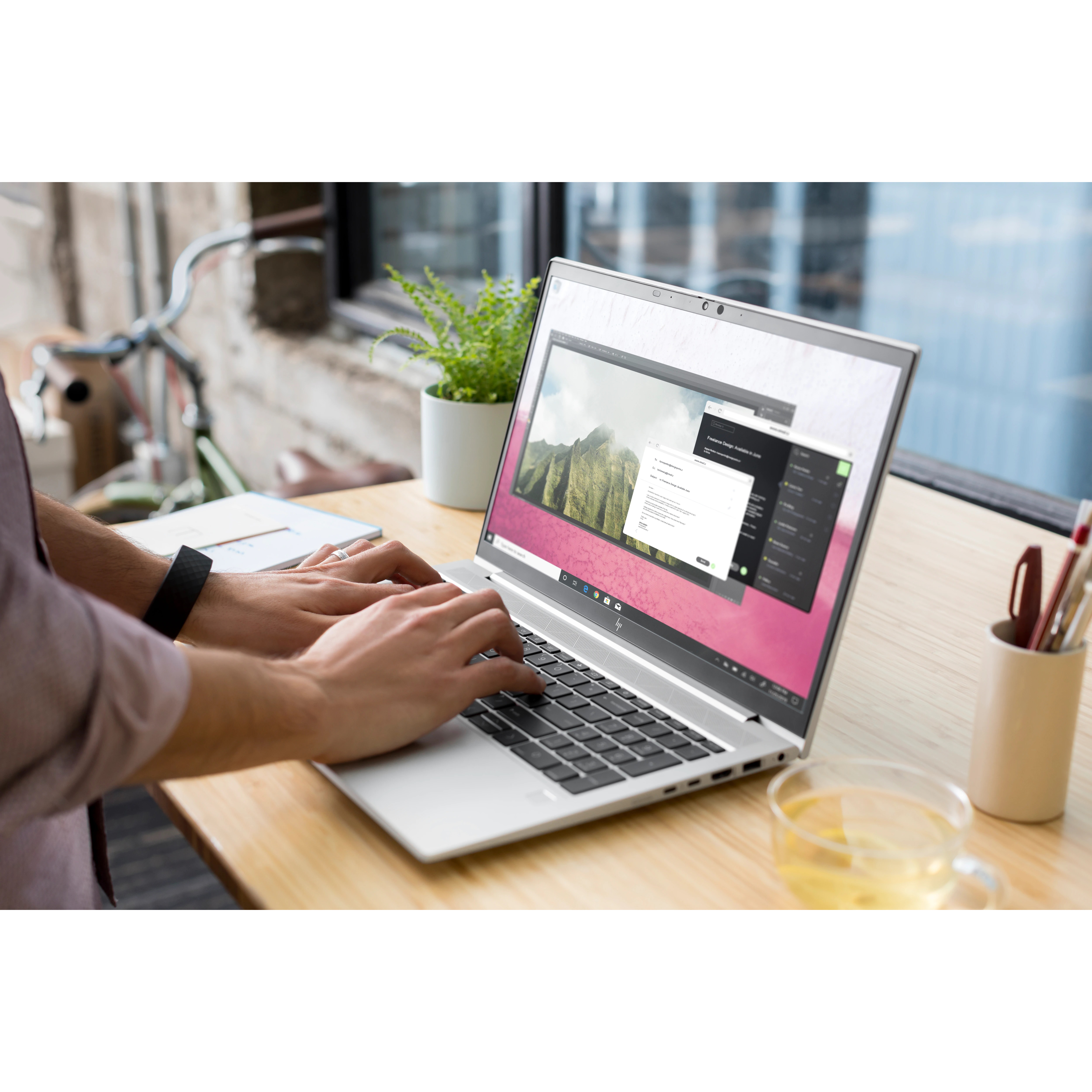 HP EliteBook 850 G8 15.6" Notebook - Intel Core i5 11th Gen i5-1135G7 - 16 GB - 256 GB SSD - In-plane Switching (IPS) Technology — life style