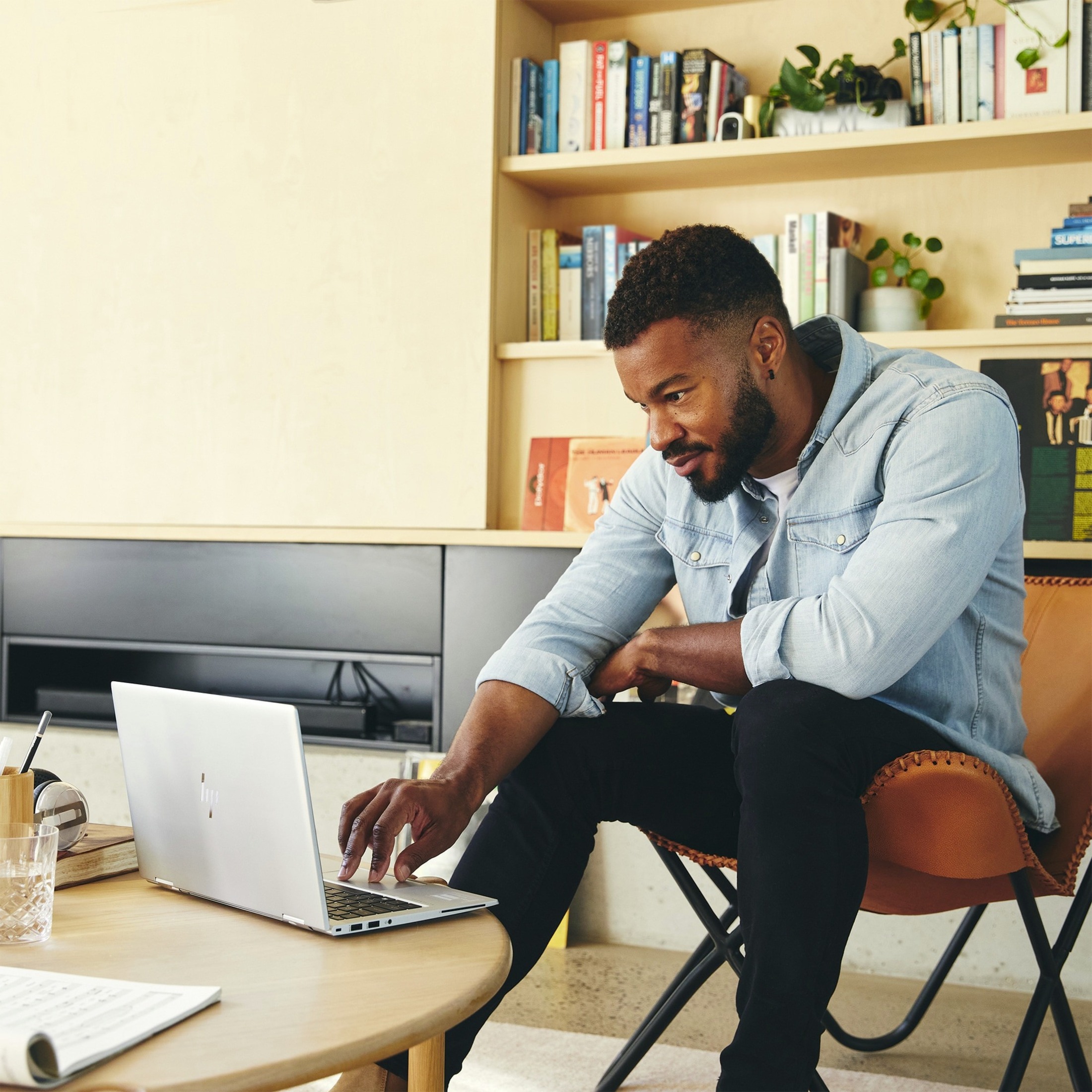 HP EliteBook x360 830 G8 13.3" Touchscreen Convertible 2 in 1 Notebook - Full HD - 60 Hz - Intel Core i7 11th Gen i7-1185G7 - vPro Technology - 16 GB - 256 GB SSD - Intel Chip - 1920 x 1080 - Windows 10 Pro - Intel Iris Xe Graphics - In-plane Switching (IPS) Technology - 13.25 Hours Battery Run Time - IEEE 802.11 a/b/g/n/ac/ax Wireless LAN Standard — alternate image1