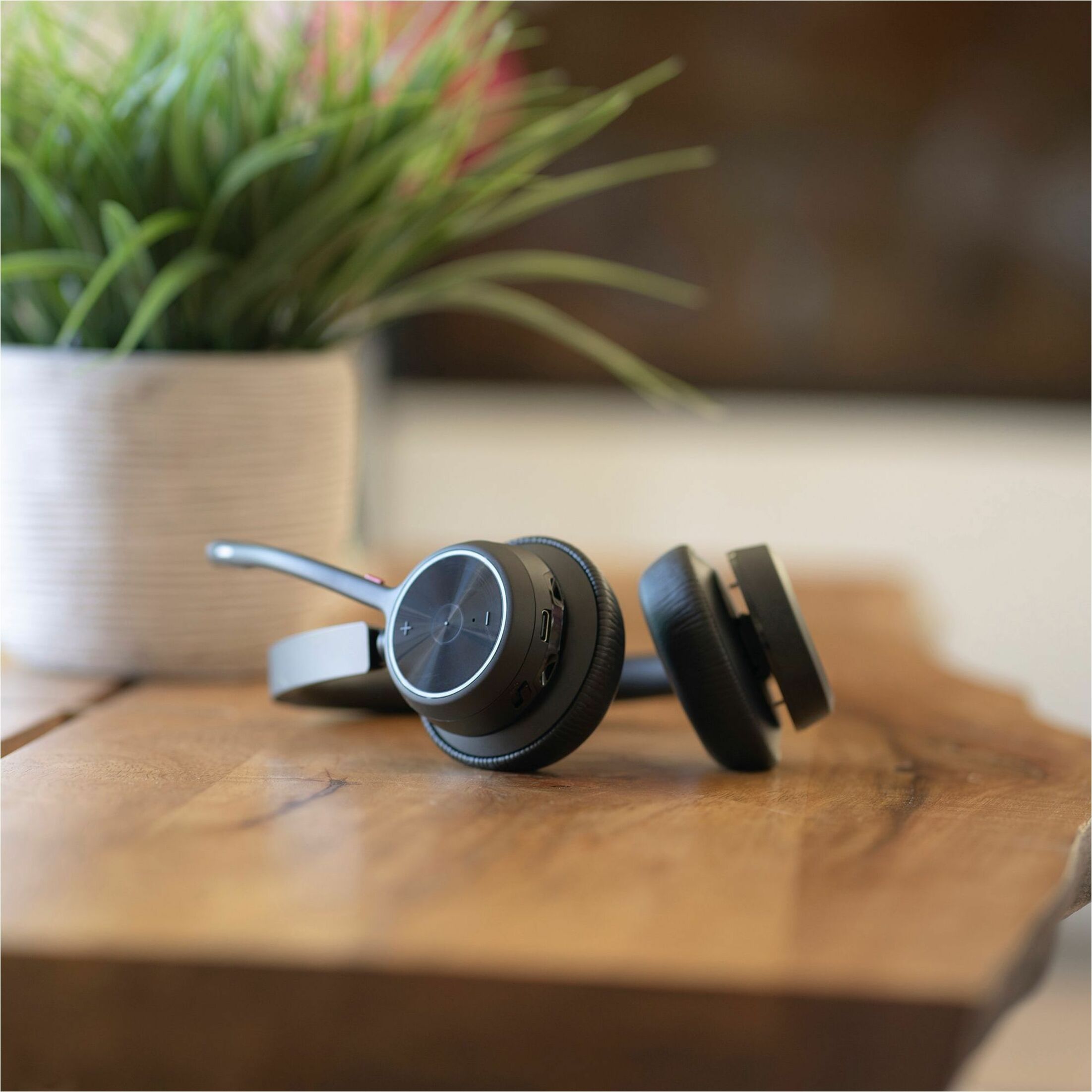 Poly Voyager 4320 UC Stereo USB-A Headset + BT700 USB-A Adapter + Charging Stand - Microsoft Teams Certification - Siri, Google Assistant - Stereo - USB Type A - Wired/Wireless - Bluetooth - 298.6 ft - 20 Hz to 20 kHz - Over-the-head, On-ear - Binaural - Supra-aural - 4.92 ft Cable - Electret Condenser, MEMS Technology, Noise Cancelling Microphone - Noise Canceling - Black — alternate image5