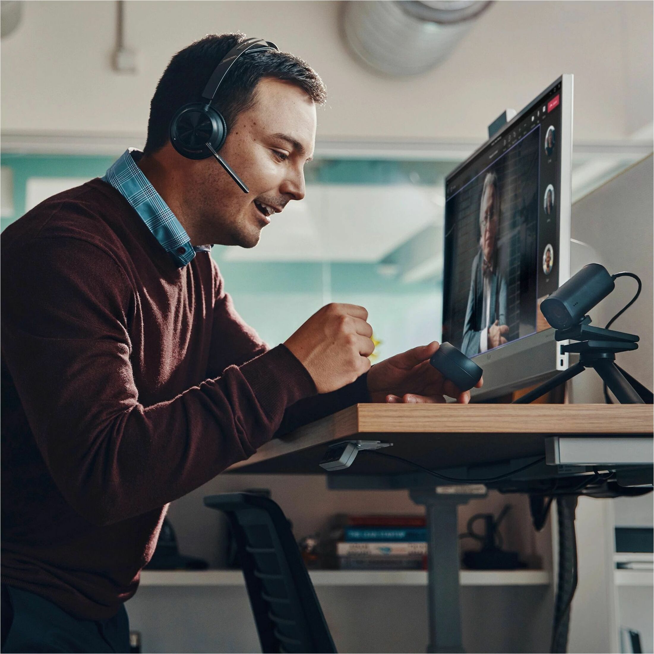 Poly Voyager Focus 2 Microsoft Teams Certified USB A Headset - Microsoft Teams Certification - Siri, Google Assistant - Stereo - USB Type A - Wired/Wireless - Bluetooth - 298.6 ft - 20 Hz to 20 kHz - On-ear, Over-the-head - Binaural - Supra-aural - 4.92 ft Cable - Electret Condenser, MEMS Technology, Noise Cancelling Microphone - Black — alternate image1