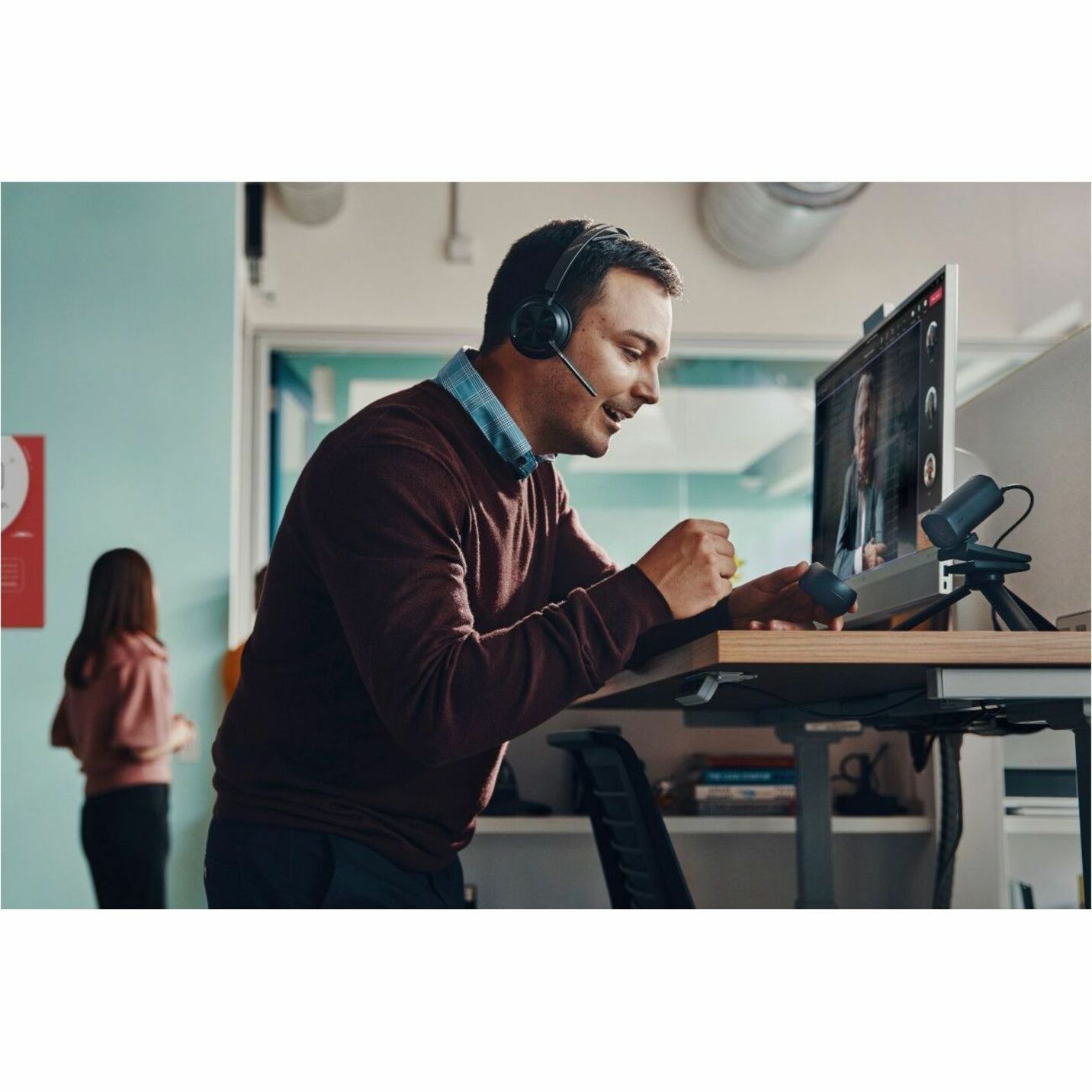 Poly Voyager Focus 2 USB-C-C Headset +USB-C/A Adapter + Charging Stand - Google Assistant, Siri - Stereo - USB Type C - Wired/Wireless - Bluetooth - 298.6 ft - Over-the-head - Binaural - Supra-aural - 4" Cable - Omni-directional, Discreet Microphone - Noise Canceling - Black — alternate image12