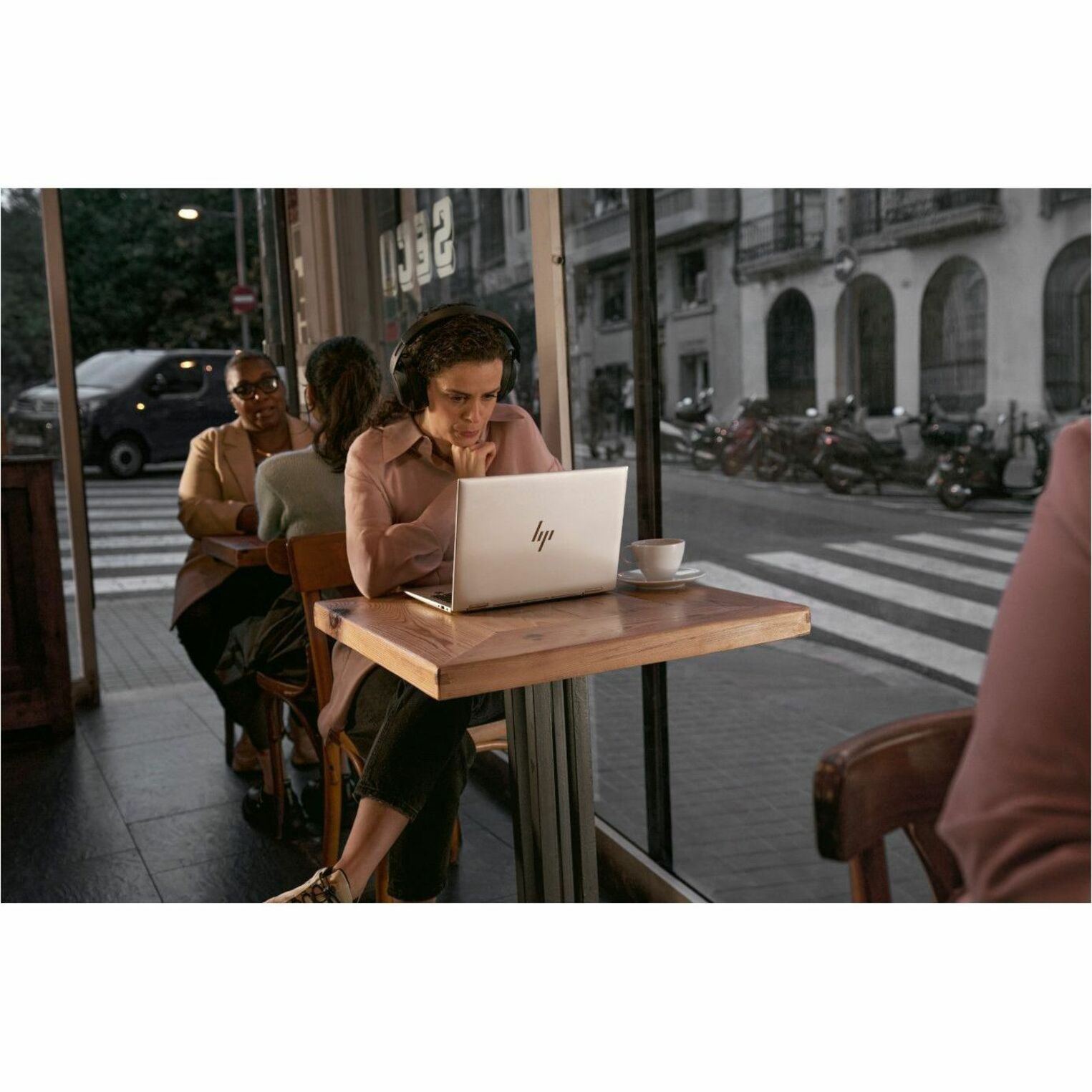 HP EliteBook 6 G1i 14" Touchscreen Notebook - WUXGA - Intel Core Ultra 7 255U - 16 GB - 512 GB SSD - English Keyboard - Pike Silver Aluminum - Intel Chip - 1920 x 1200 - Windows 11 Pro - Intel - In-plane Switching (IPS) Technology - Front Camera/Webcam - IEEE 802.11be Wireless LAN Standard — alternate image3