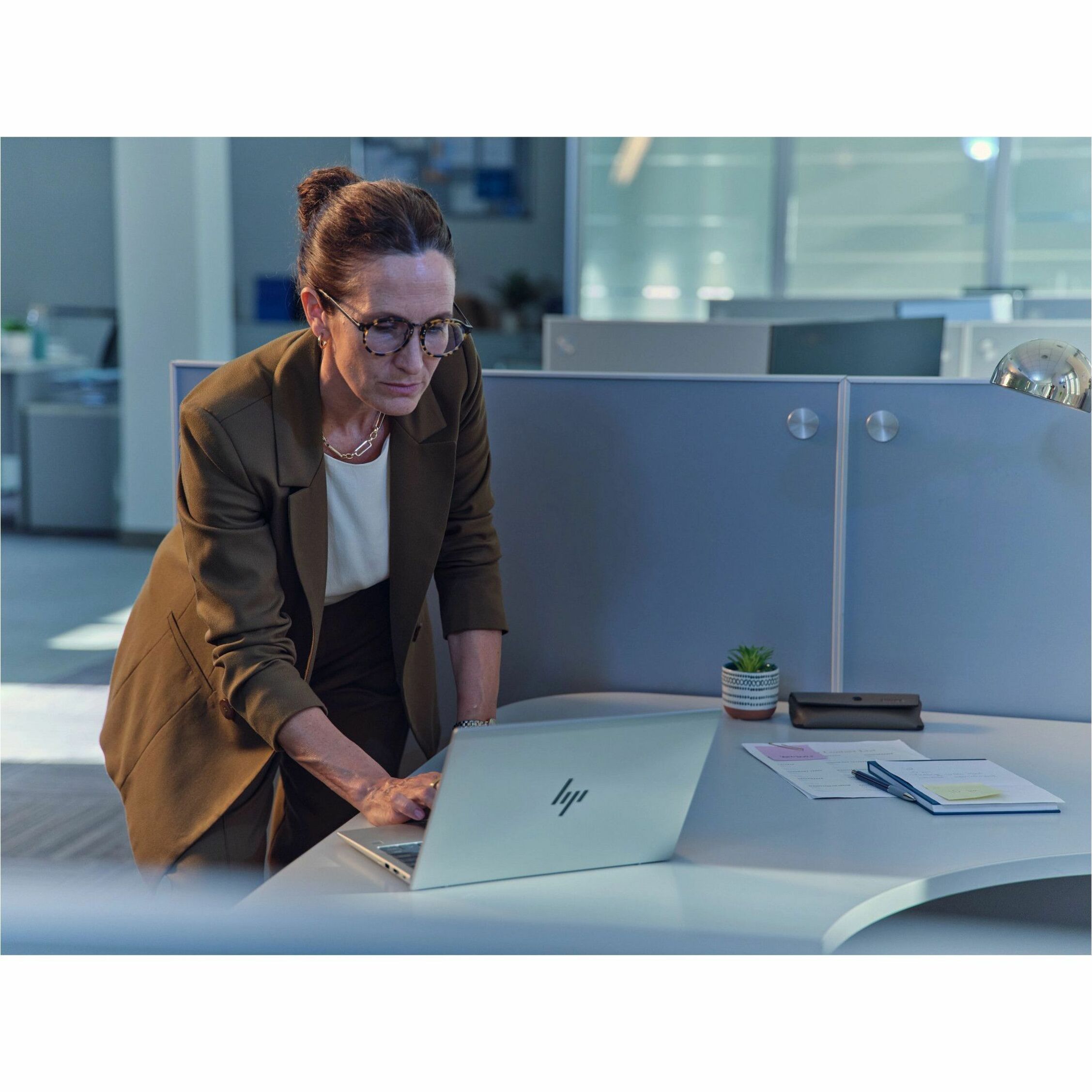 HP EliteBook 6 G1a 14" Notebook - WQXGA - 120 Hz - AMD Ryzen 5 Ryzen 200 Series 230 - 32 GB - 512 GB SSD - Pike Silver - AMD Chip - 2560 x 1600 - Windows 11 Pro - AMD - In-plane Switching (IPS) Technology - Front Camera/Webcam - IEEE 802.11be Wireless LAN Standard - Wi-Fi 7 — alternate image3