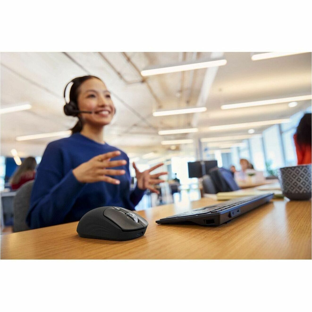 HP 700 Rechargeable Wireless Mouse (AZ7B0AA) - Wireless - Bluetooth/Radio Frequency - 2.40 GHz - Rechargeable - USB Type A - 6000 dpi - Scroll Wheel - 7 Programmable Button(s) - Symmetrical — alternate image3