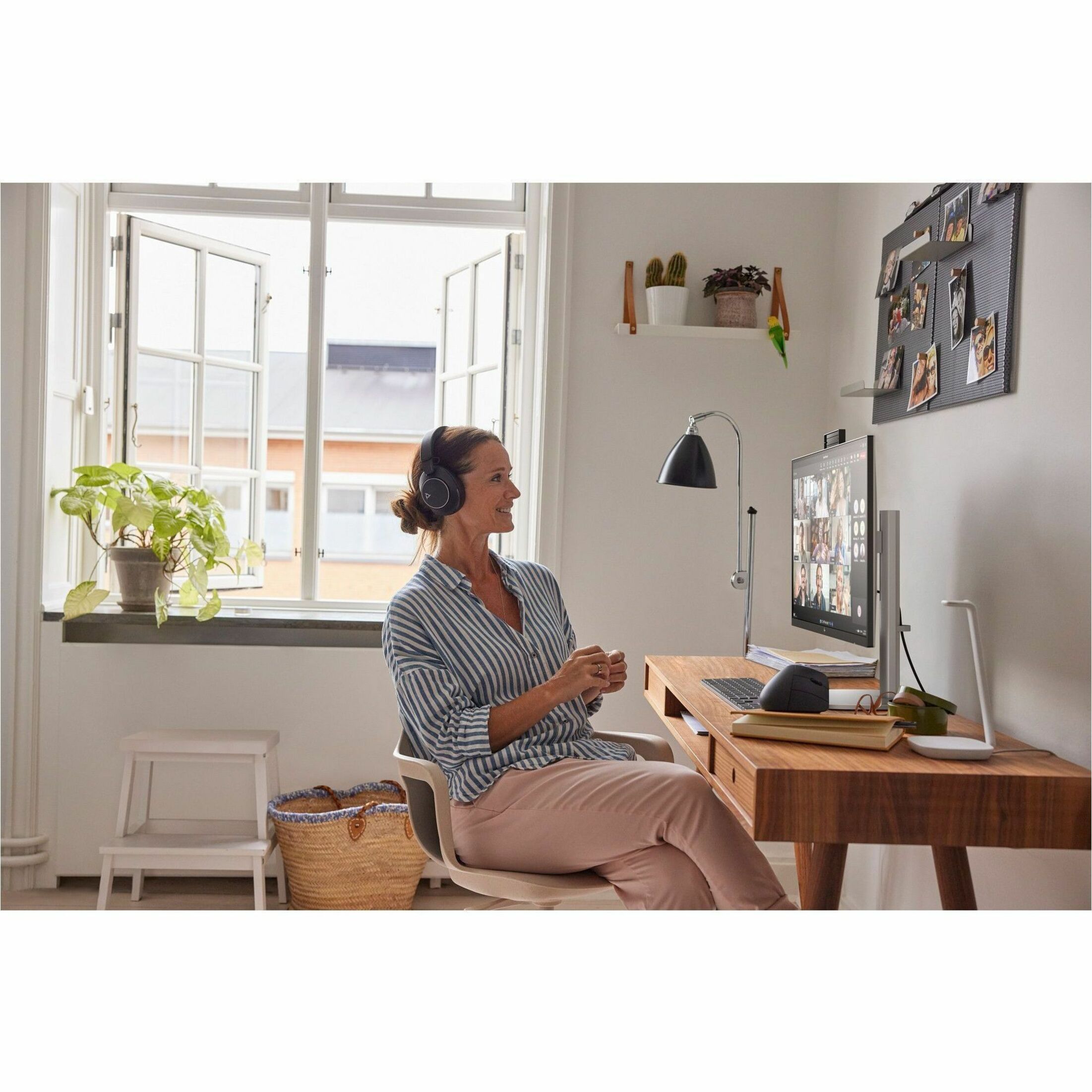 HP EliteStudio 8 AiO G1i All-in-One Computer - Intel Core Ultra 5 235 - vPro Technology - 16 GB - 512 GB SSD - 27" QHD Touchscreen - Desktop - Pike Silver - Intel Q870 Chip - 2560 x 1440 - Windows 11 Pro - Intel DDR5 SDRAM - English Keyboard - IEEE 802.11be Wireless LAN - 280 W — life style