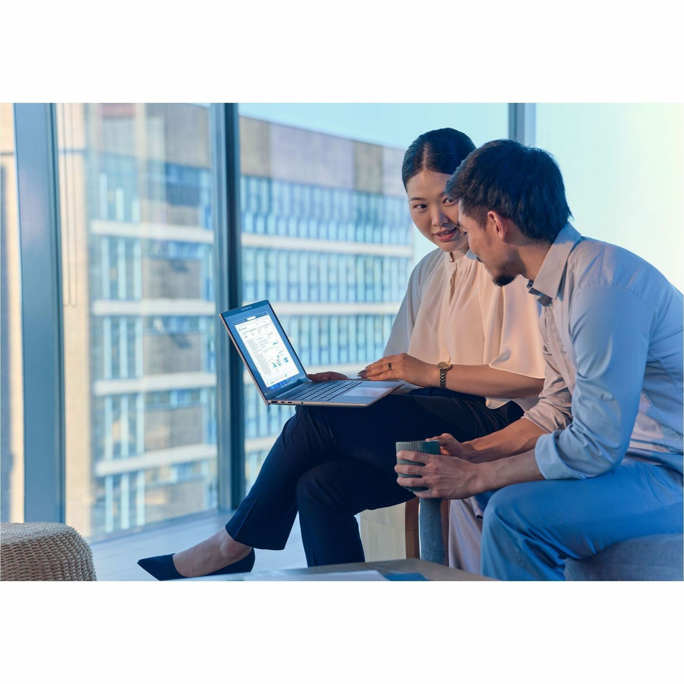 HP EliteBook 8 G1a 16" Notebook - AMD Ryzen AI 7 PRO 350 - 512 GB SSD - AMD Chip - Front Camera/Webcam — life style