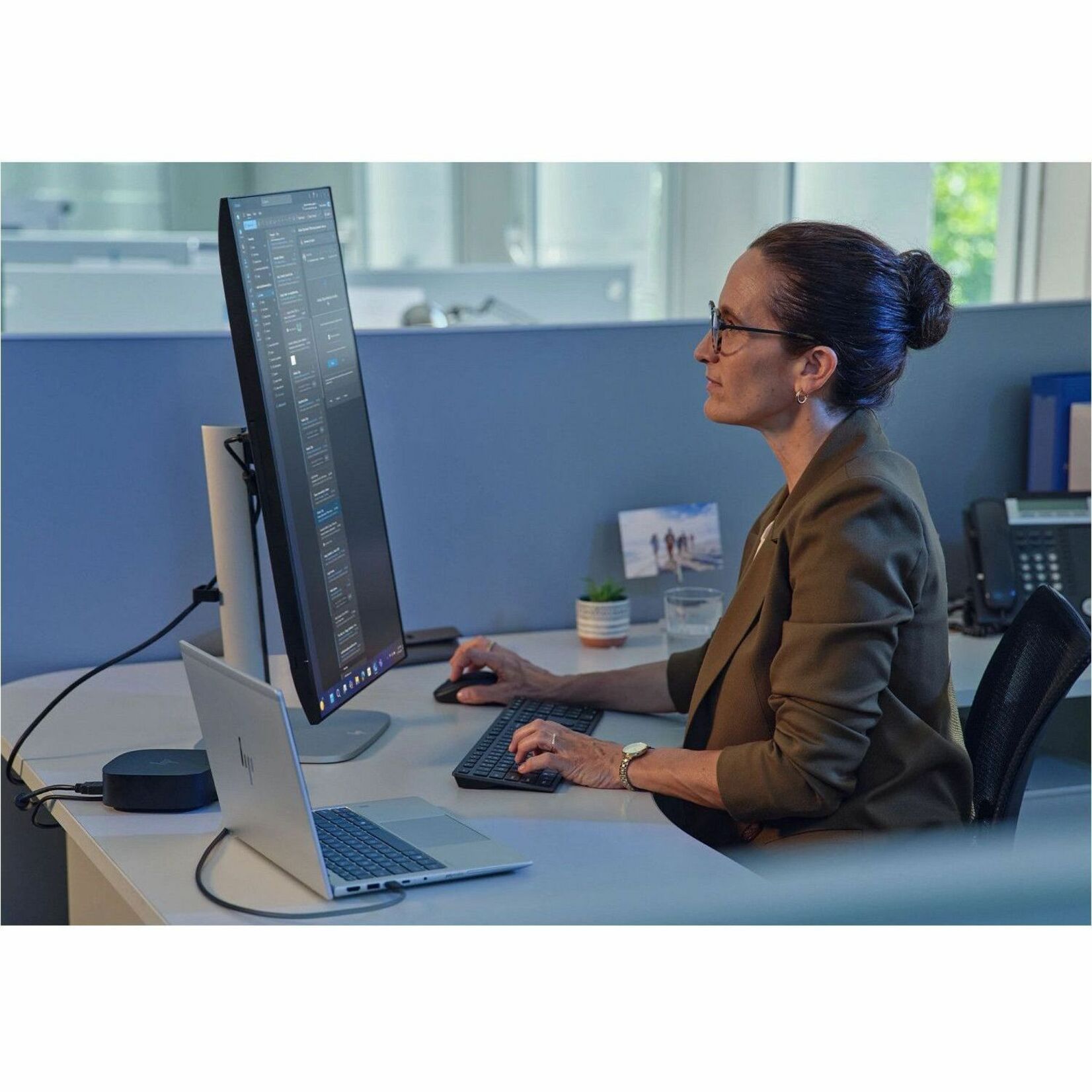 HP EliteBook 6 G1a 14" Notebook - AMD Ryzen 7 PRO 250 - 32 GB - 512 GB SSD - AMD Chip - LTE Advanced - Front Camera/Webcam - 4G — life style