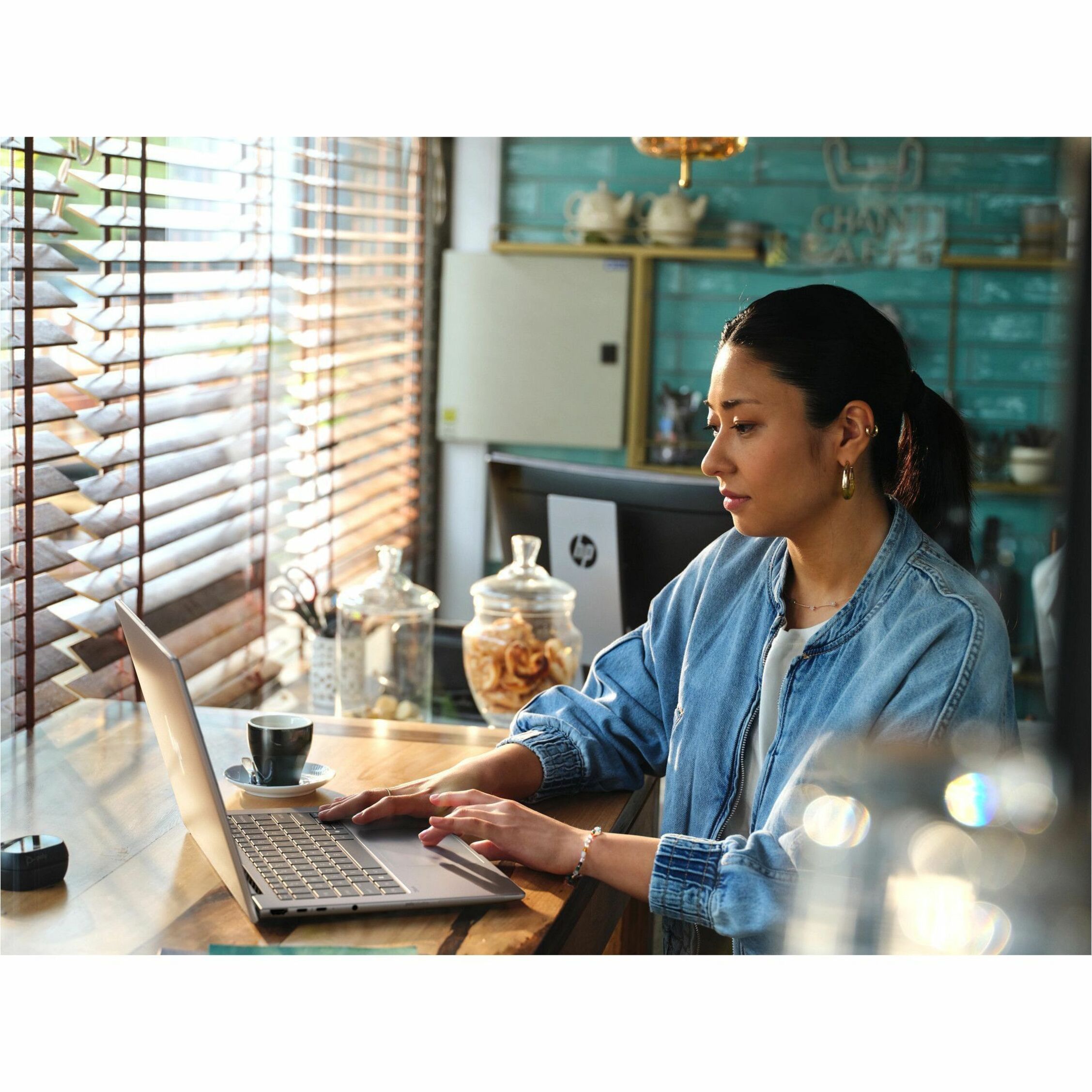 HP ZBook 8 G1ah 14" Mobile Workstation - AMD Ryzen 5 PRO 230 - 16 GB - 512 GB SSD - AMD Chip - AMD - Front Camera/Webcam — life style